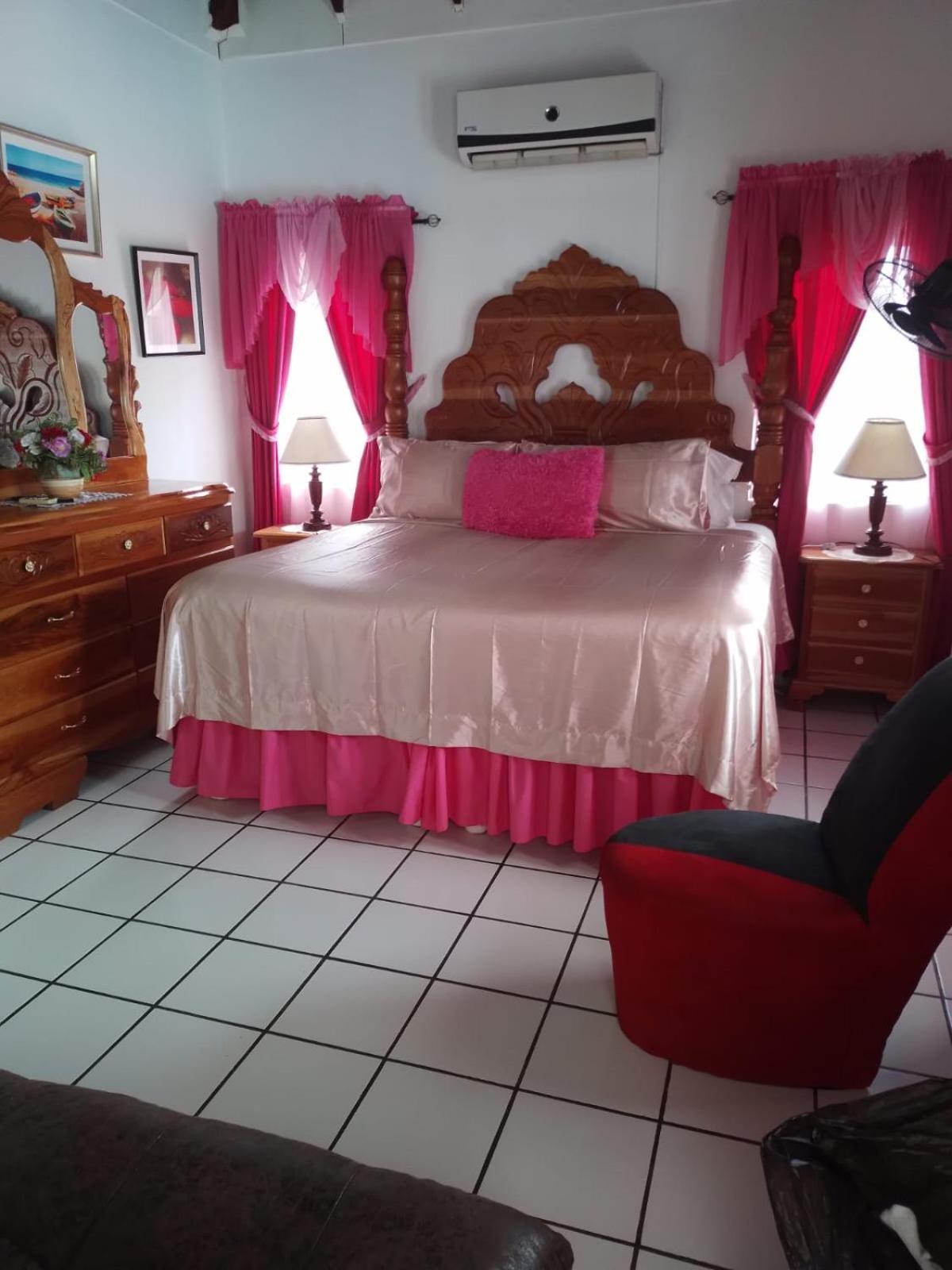 Pink Hibiscus Bed And Breakfast Montego Bay Exteriér fotografie